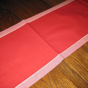 Red Table Runner NWT Williamsburg Red White Checkered Gingham Trim